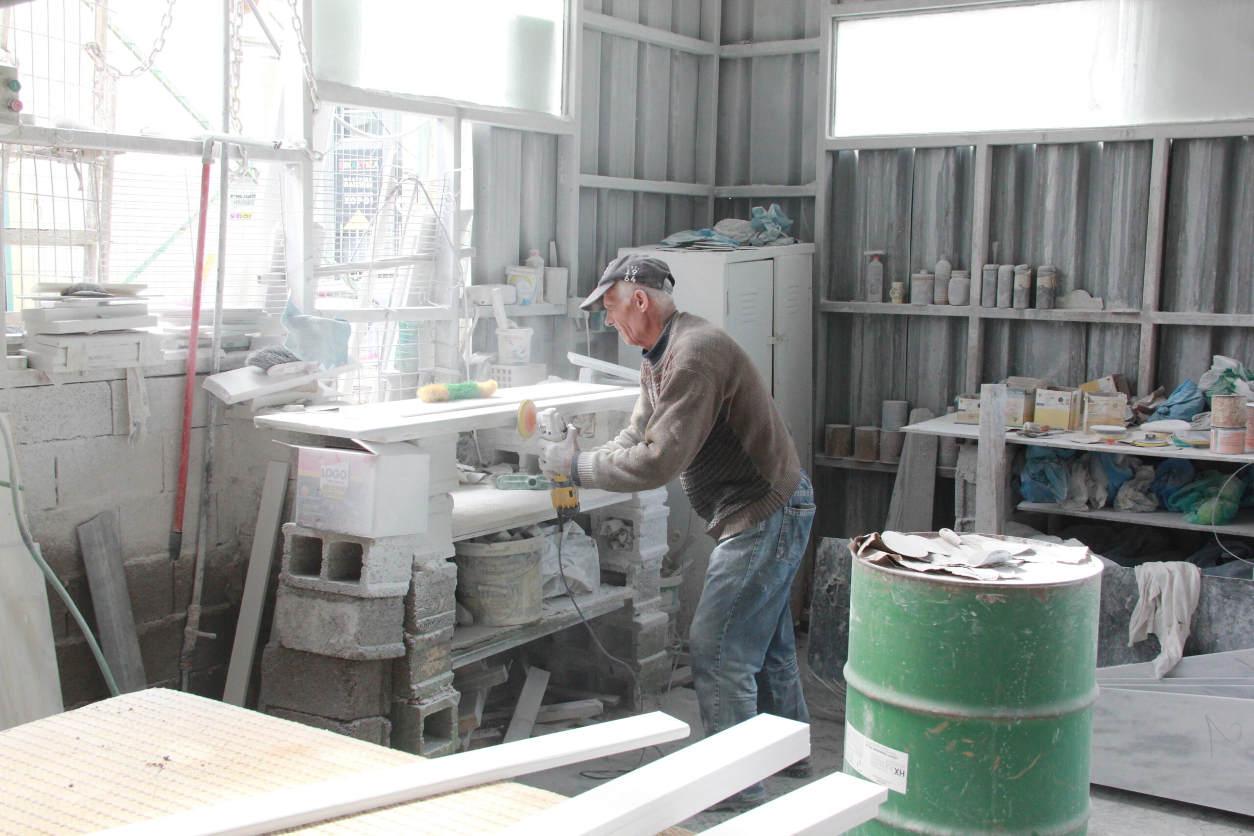 εργάτης επεξεργάζεται μάρμαρα