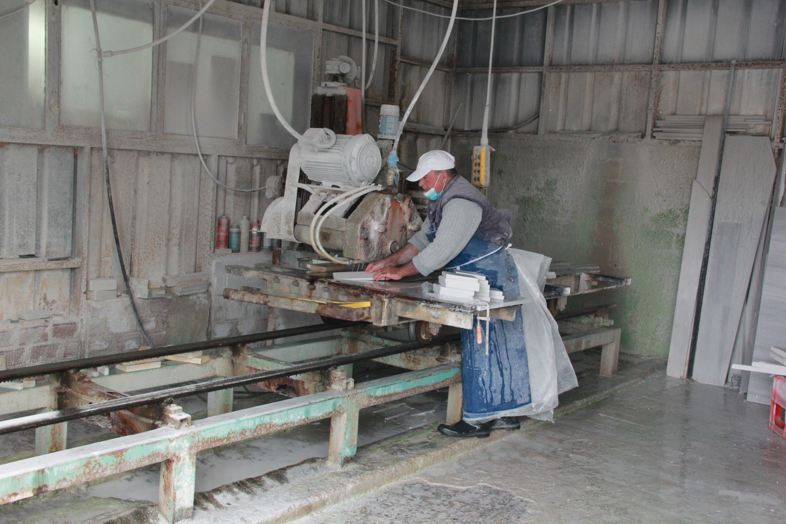 εργάτης επεξεργάζεται μάρμαρα