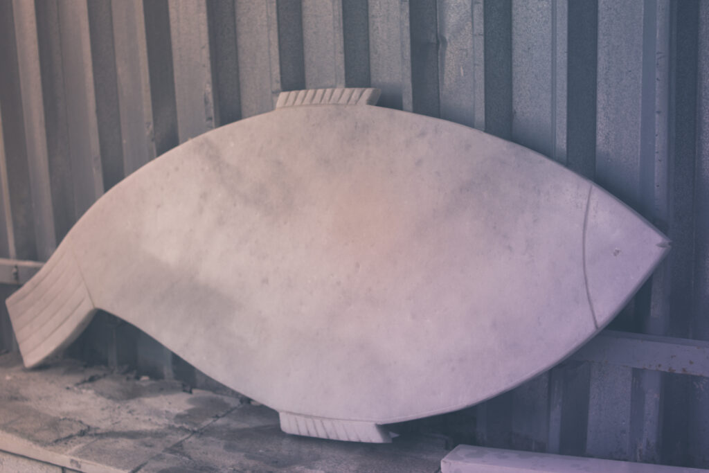 μαρμάρινο γλυπτό ψάρι