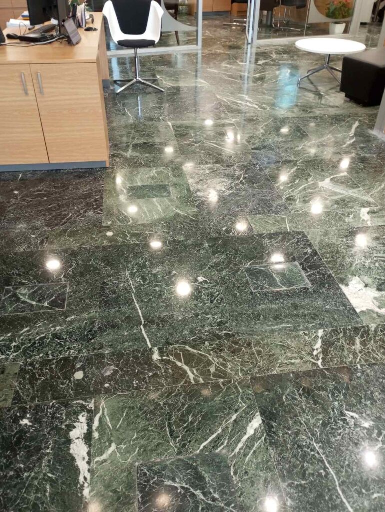 σκούρο μαρμάρινο δάπεδο