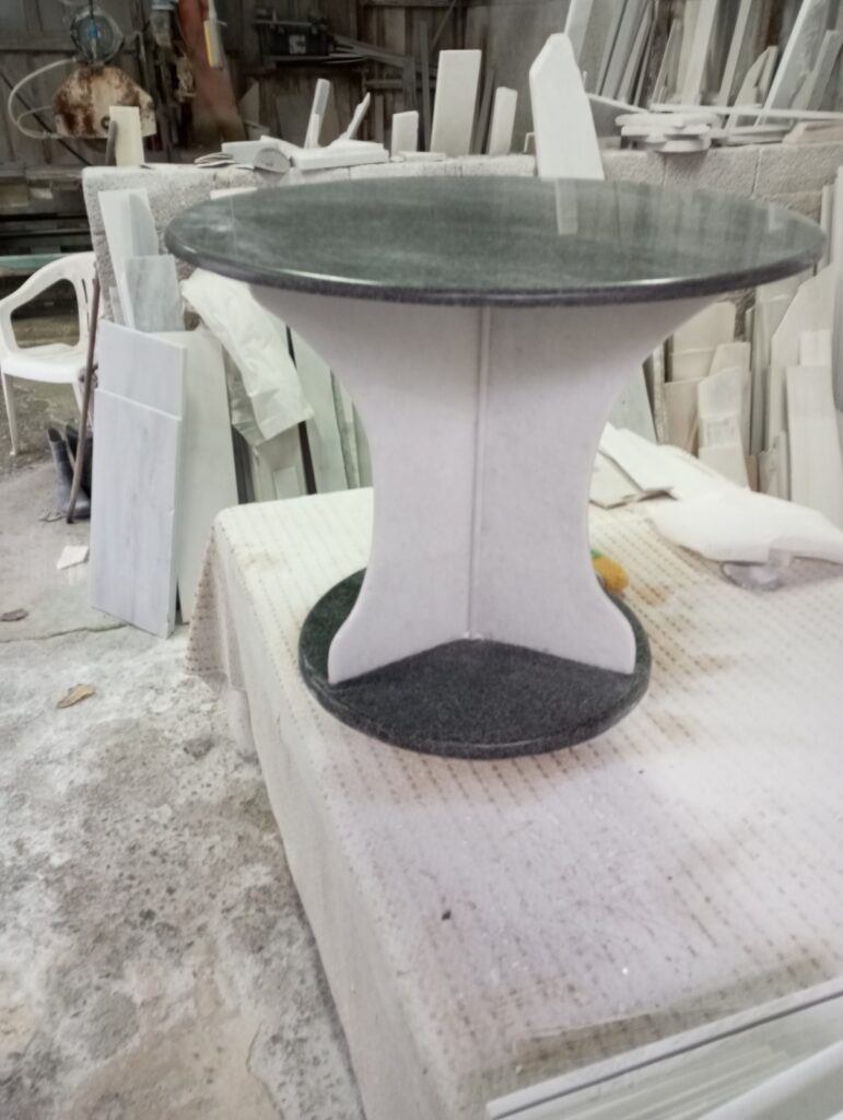 μαύρο μαρμάρινο τραπεζάκι