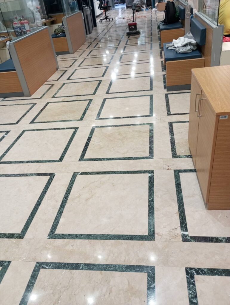 άσπρο μαρμάρινο δάπεδο με τετράγωνα σχήματα